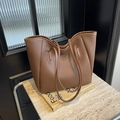 Borsa tote in pelle marrone a grana litchi con sottili tracolle e interno capiente - Marrone