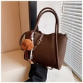 Sac seau en cuir marron foncé avec poignées et breloque en forme d'ours en peluche - Avec Pendentif / café