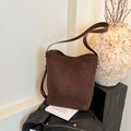 Dunkelbraune Beuteltasche aus Wildlederimitat mit Lederriemen und Design - Braun