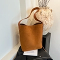 Braune Beuteltasche aus Wildlederimitat mit breitem Schultergurt im Minimal-Stil - Braun
