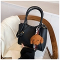Sac seau en cuir grainé noir avec charme ours en peluche et poignée ronde - Avec Pendentif / Noir