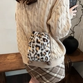 Sac seau en peluche à motif léopard avec cordon de serrage et pompons décoratifs - Gris