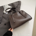Sac cabas rétro marron chocolat en similicuir avec boucles argentées réglables - Café sans Pendentif