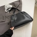 Sac fourre-tout minimaliste en cuir noir mat avec boucles argentées sur costume gris - Noir sans Pendentif