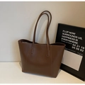 Bolso tote grande marrón oscuro con costuras en contraste y correas delgadas - café