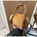 Détail du sac Boston vintage en cuir givré gingembre avec lanières brunes et métal argenté - Marron