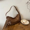 Braune minimalistische Halbmond-Schultertasche aus weichem Leder mit Tunnelzug - Braun