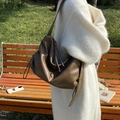 Dunkelbraune Hobo-Tasche aus Leder mit dekorativem Knotenzug für den Freizeitlook - Khaki
