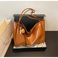 Borsa tote marrone caramello con ciondolo in una scatola regalo e sacchetto di carta - Marrone con ciondolo