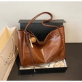 Dettaglio della borsa tote in pelle marrone con ciondolo baseball in scatola - Caffè con Ciondolo