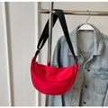 Detail der roten Halbmond-Canvas-Tasche mit Stickerei und verstellbarem Schultergurt - Rot