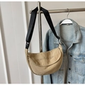 Detail der Mountain Line Stickerei auf einer beigen sichelförmigen Segeltuchtasche - Khaki