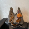 Grijze vintage draagtas met bruine lederen handvatten en teddybeerhanger op de bank - Donkerbruin (Met Hanger)