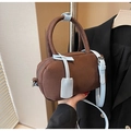 Sac Boston givré marron avec lanières et poignées en cuir bleu ciel contrasté - Marron