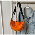 Detail der orangen Nylon-Halbmondtasche mit Mountain Line Stickerei am Schultergurt - Orange