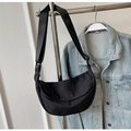 Detail der schwarzen Halbmond-Tasche mit Stickerei und verstellbarem Schultergurt - Schwarz