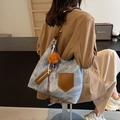 Blauwe denim crossbody tas met bruine lederen accenten en pluche teddybeer hanger - Denim Blauw (Met Hanger)