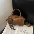 Vintage braune Boston-Tasche aus Kunstleder mit Katzenanhänger und goldener Logoplatte - Mit Anhänger / Braun