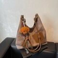 Grote retro bruine draagtas met suède textuur en schattige teddy hond hanger - Koffie (Met Hanger)