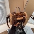 Borsa a tracolla leopardata con bordo in ecopelliccia e manico superiore per l'inverno - Leopardo Marrone