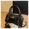 Borsa a mano nera lucida modello pillow con dettagli oro e tracolla rimovibile - Nero
