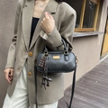 Schwarze Vintage Boston Tasche aus mattem Leder mit Katzenanhänger für Damen - Mit Anhänger / Schwarz