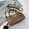 Borsa Boston marrone scuro effetto pelle con doppi manici e tracolla regolabile - senza ciondolo / Kaki