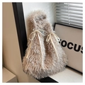 Détail d'un sac cabas en peluche beige avec des nœuds en satin élégants sur l'anse - Khaki Clair