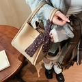 Beigefarbene Eimertasche mit Litchi-Textur, Doppelgriffen und gepunktetem Zierschal - Khaki