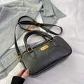Borsa Boston nera classica con trama in pelle vintage ed eleganti dettagli in metallo dorato - senza ciondolo / Nero