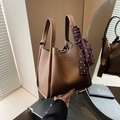 Dunkelbraune Handtasche aus genarbtem Leder mit schickem gepunktetem Seidenschal - Braun