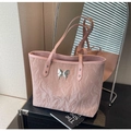 Dettaglio della borsa shopper rosa con trama a pieghe e decoro a farfalla metallica - Rosa