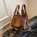 Schicke braune Beuteltasche mit Litschi-Muster, gepunktetem Schal und Golddekor - Braun