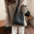 Elegante schwarze Beuteltasche aus Leder mit Lychee-Struktur und schickem gepunktetem Seidentuch - Schwarz