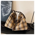Dettaglio della borsa tote a quadri con trama del tessuto e fibbia in pelle marrone - Stile a Quadri Vintage Marrone Britannico / Marrone
