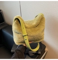 Detail der olivgrünen Plüsch-Hobo-Tasche mit flauschigem Kunstpelz und Leder-Schultergurt - Grün