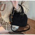 Bolso bandolera retro negro mate con texto Red Bear en relieve y colgante dorado - Con Colgante / Negro