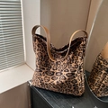 Retro tote tas met luipaardprint, bruine leren handvaten en fluwelen afwerking - Luipaardprint