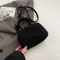 Bolso elegante negro mate con letras MEDEAR en relieve y detalles metálicos dorados - Sin colgante / Negro