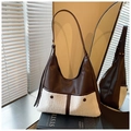 Détail du sac hobo avec bordure en cuir marron et texture douce en peau de mouton blanche - Marron