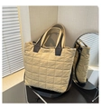 Dettaglio della borsa tote in nylon trapuntato beige con cuciture quadrate e manici neri - Cachi