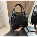 Detalle de bolso cuadrado de cuero negro con textura lichi y cierre de cremallera - Negro