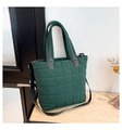 Dettaglio della borsa tote trapuntata verde scuro con texture in nylon e attacchi in pelle - Verde
