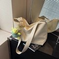 Schicke beige Schultertasche mit goldener Metallschnalle und grünem Plüsch-Anhänger - Cremeweiß Mit Anhänger