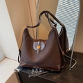 Borsa tote marrone scuro in pelle opaca con fibbia dorata e logo N - caffè