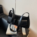 Borsa a spalla nera opaca capiente con doppie tasche frontali e tracolla regolabile - Nero