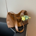 Braune Hobo-Tasche aus Kunstleder mit grünem Schildkröten-Anhänger und Gold-Details - Braun mit Anhänger