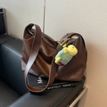 Große dunkelbraune Shopper-Tasche in Lederoptik mit niedlichem Schildkröten-Plüschanhänger - Kaffee mit Anhänger