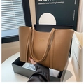 Detalle del bolso tote de cuero granulado marrón con logo dorado y gran capacidad - Caqui