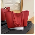 Bolso tote rojo de cuero granulado con letras doradas y correas dobles de hombro - Rojo